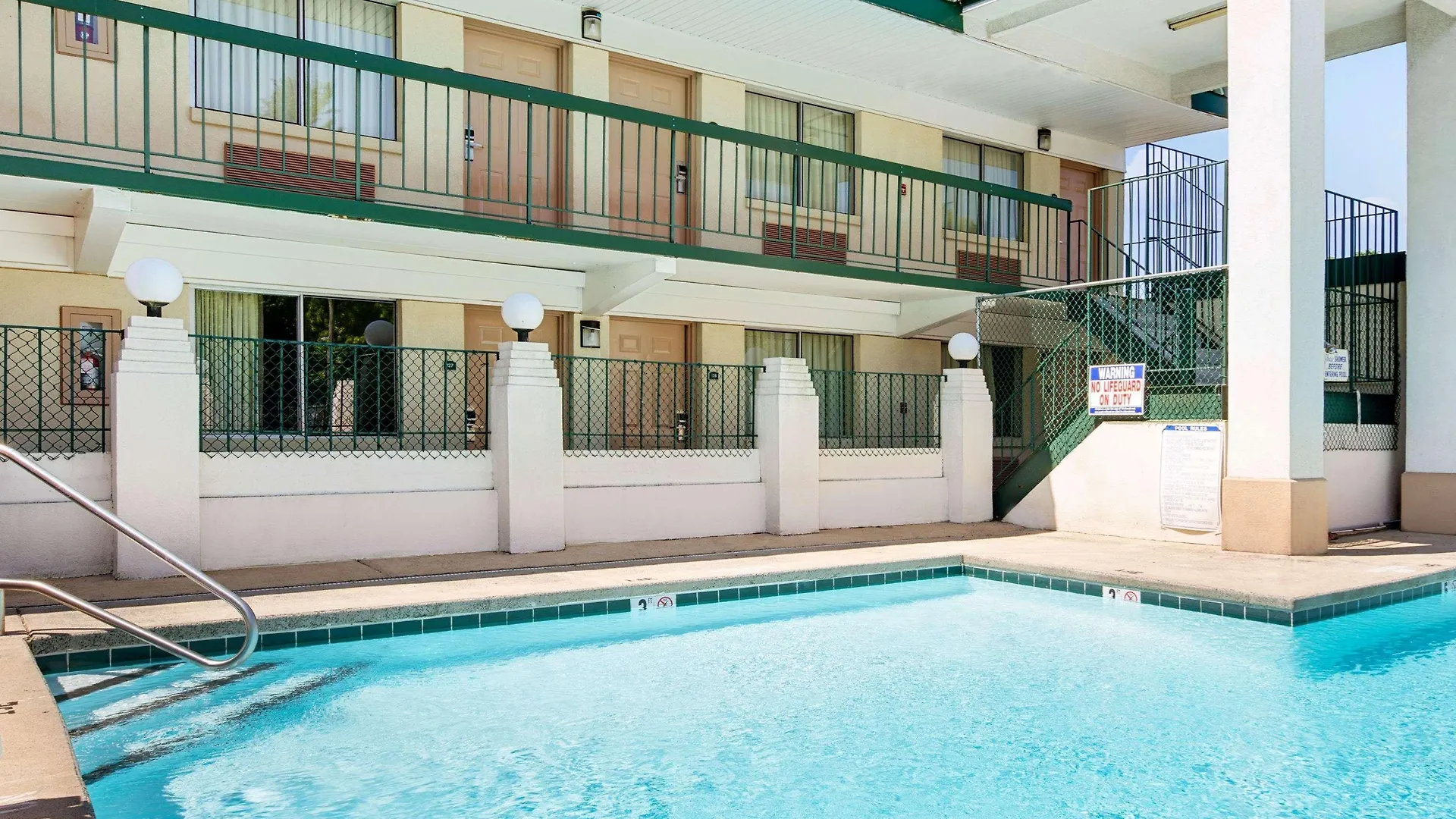 Super 8 By Wyndham Charlotte Downtown Area Motel