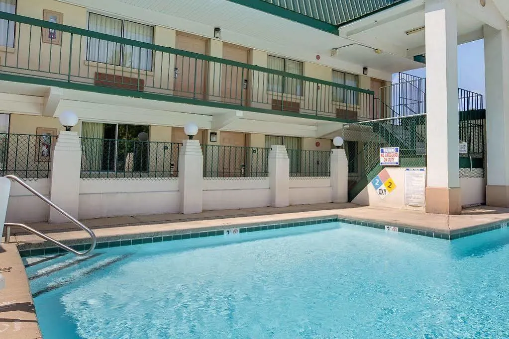 Super 8 By Wyndham Charlotte Downtown Area Motel 2*,